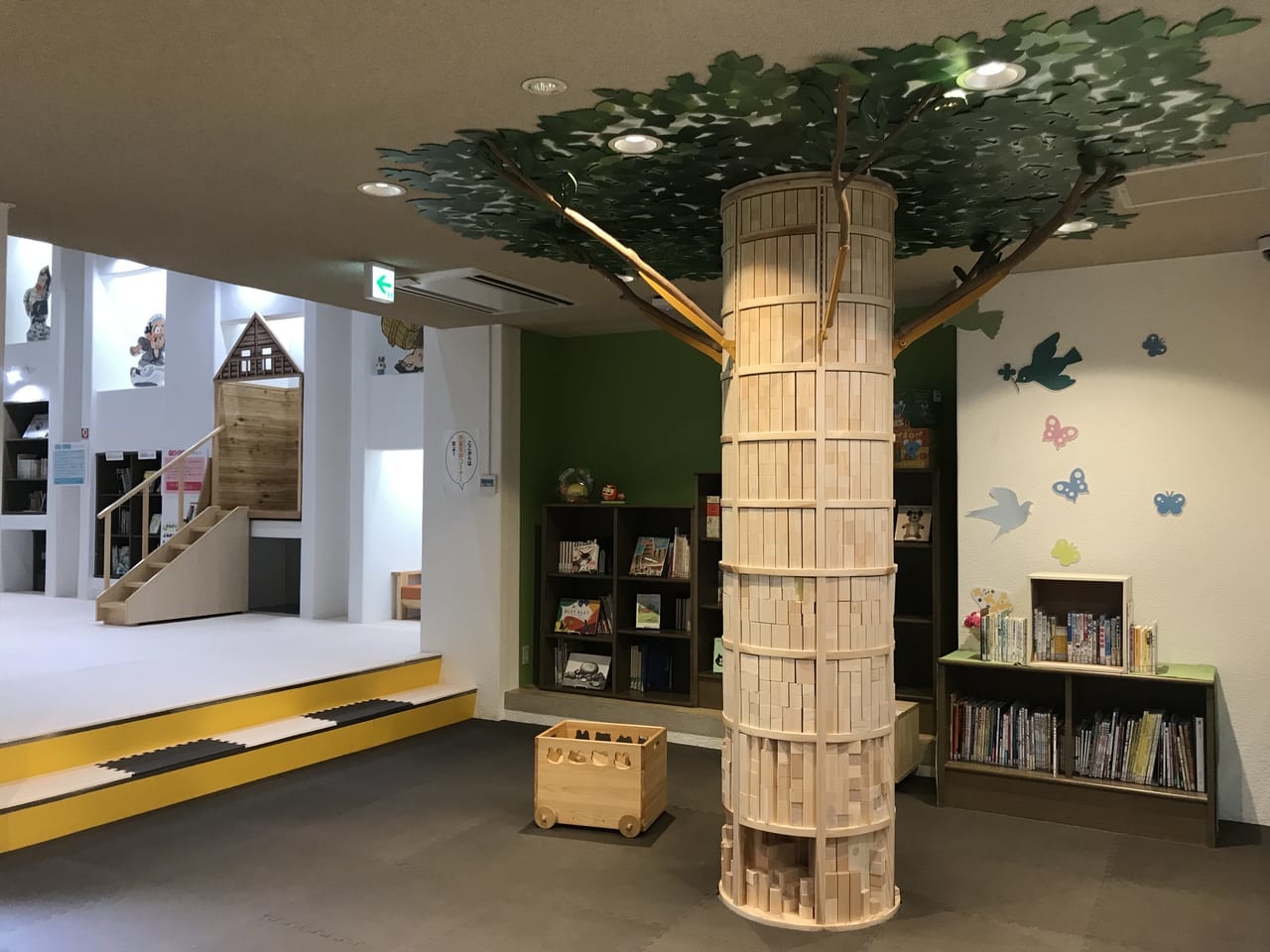 2021年6月、高知県立文学館内「こどものぶんがく室」は積み木ツリーや絵本もある秘密基地のような場所。しかも無料で利用できる。