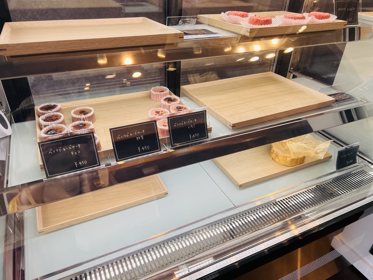高知市南久保にオープンしたチーズケーキ専門店「MEETS CHEESE」のショーケース