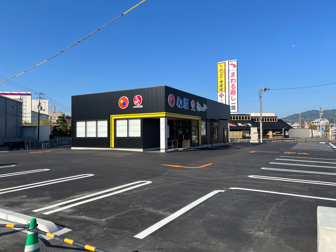 2023年11月8日にオープン予定の「高知朝倉店 松屋・松のや複合店」の外観