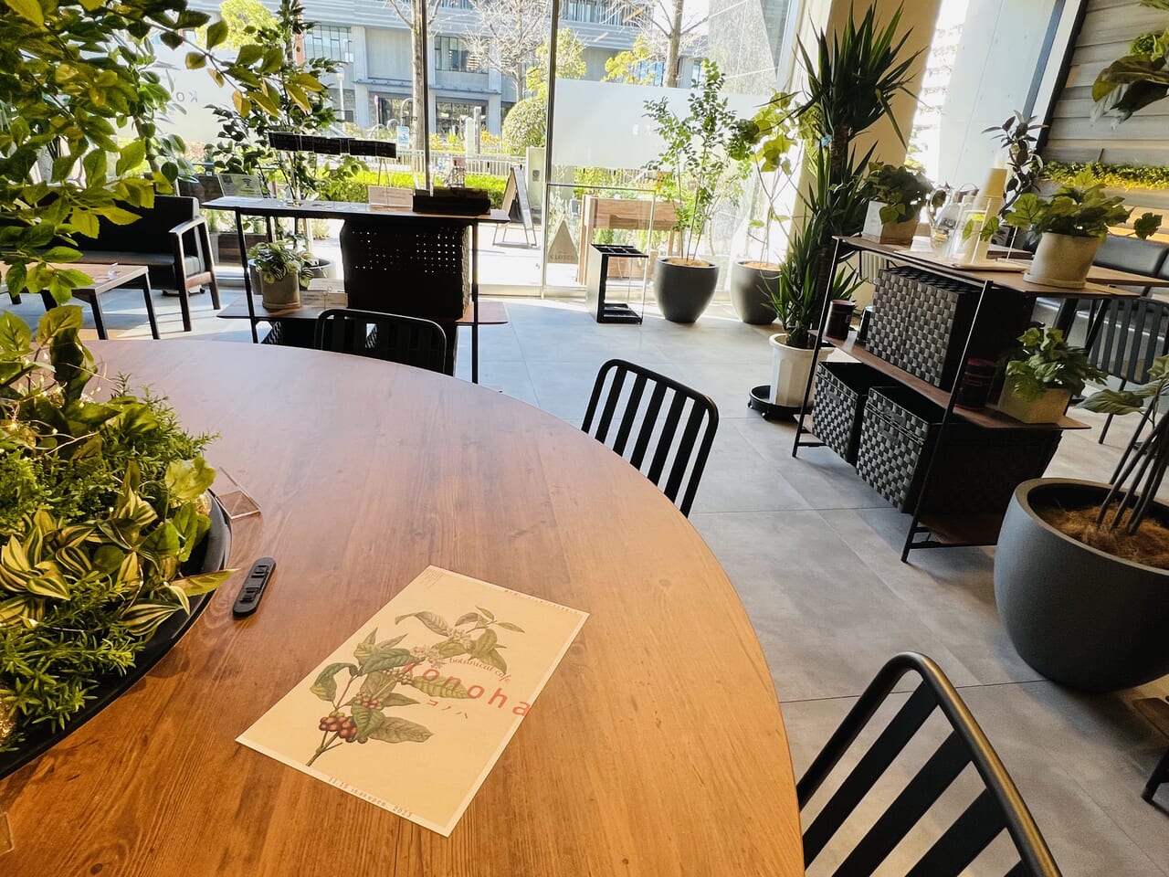 2023年11月15日にオープンしたボタニカルカフェ「konoha」の丸テーブル