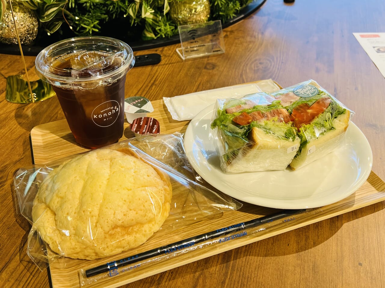 2023年11月15日にオープンしたボタニカルカフェ「konoha」での食事（BLTサンドイッチ、メロンパン、アイスティー）