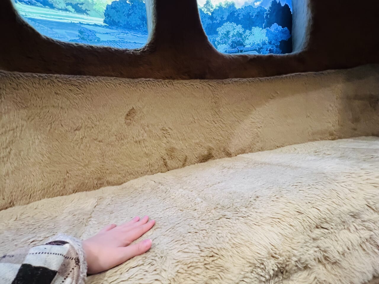 「ジブリパークとジブリ展」で展示されている巨大「ネコバス」の座席