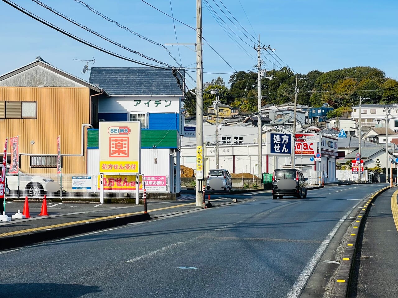 2023年12月15日にグランドオープンする予定の「ドラッグストmac福井店」のある道路