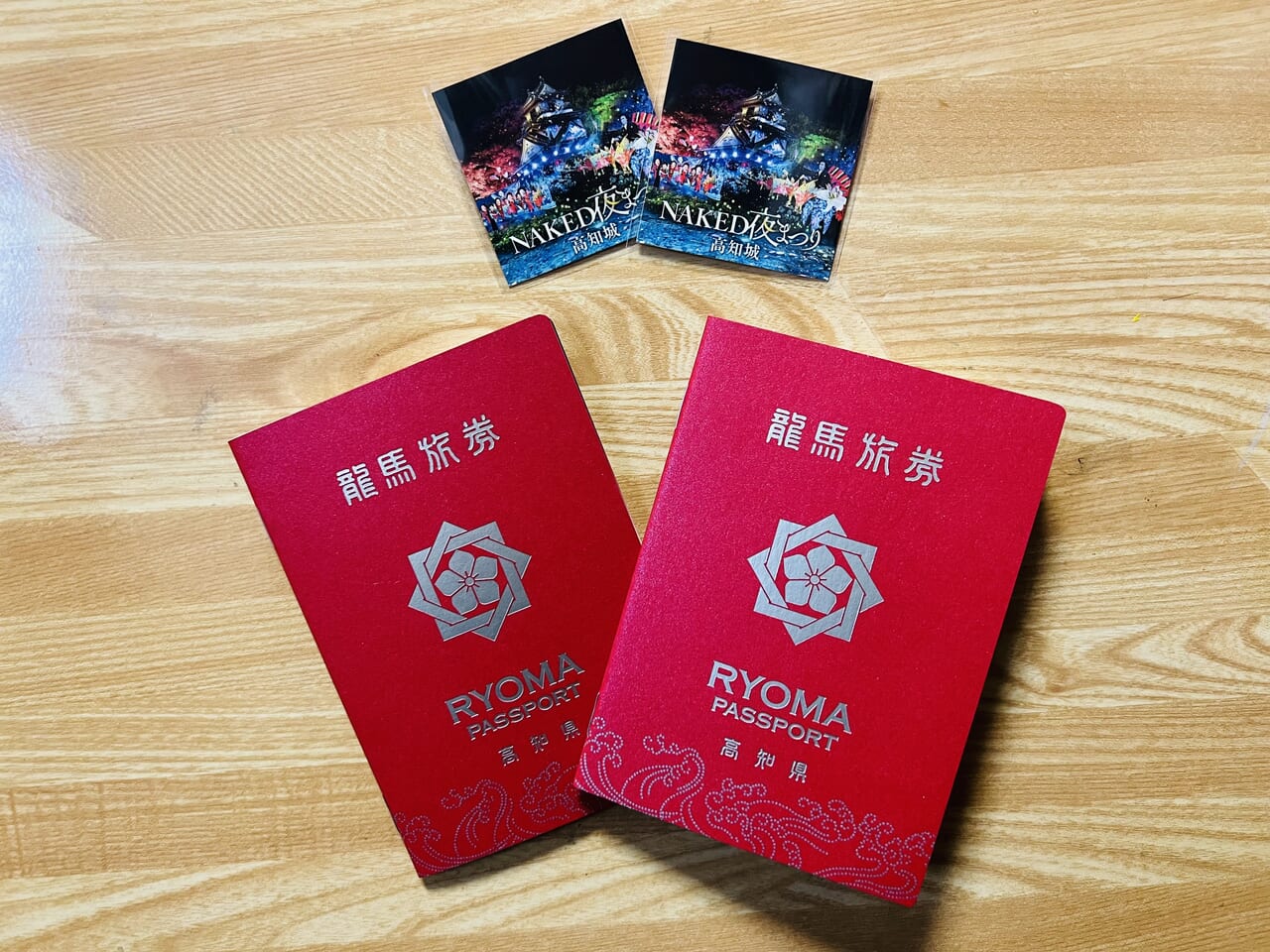 龍馬パスポートと2023年冬に行われた「NAKED夜まつり 高知城」の特典のステッカー