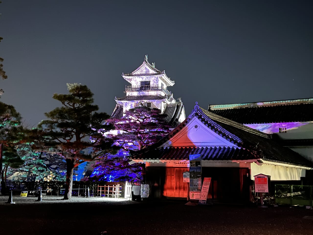 「NAKED夜まつり 高知城」の「高知城」への入り口（平日のようす）