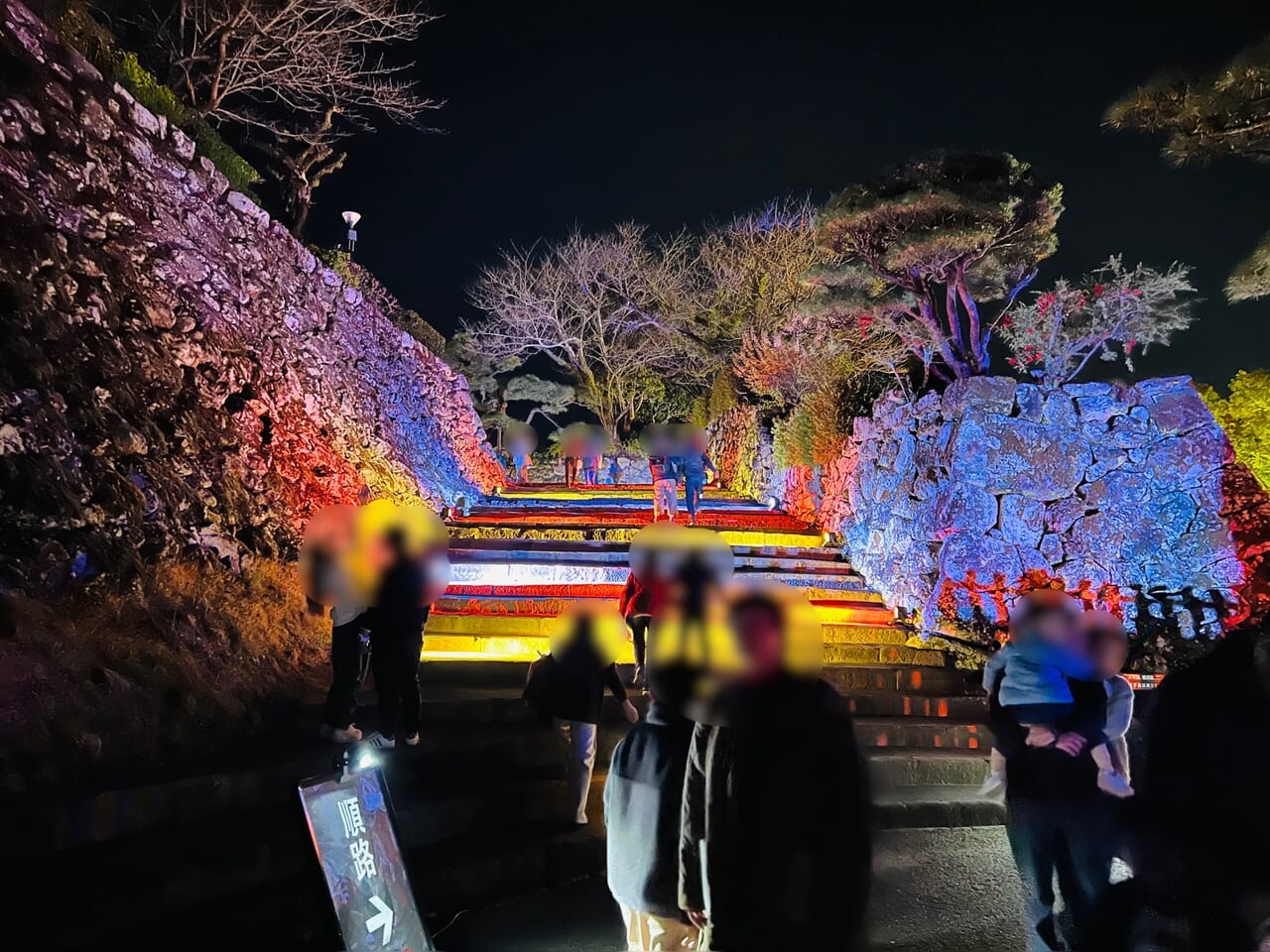 「NAKED夜まつり 高知城」の石階段（休日のようす）