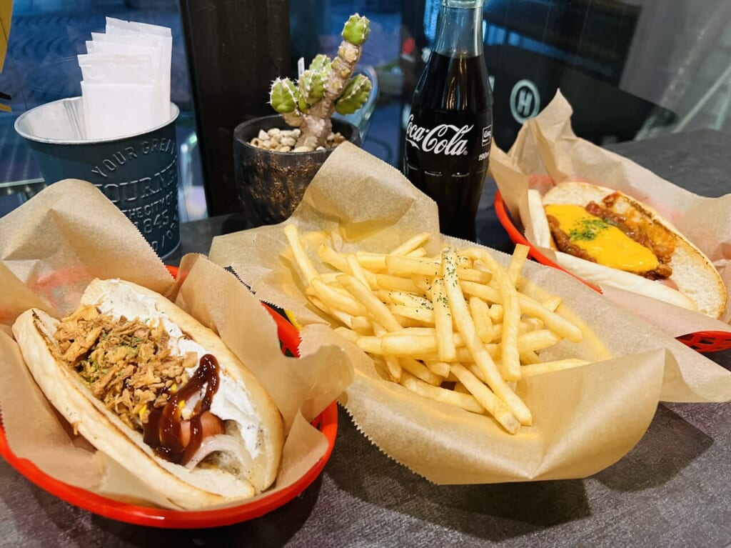 2024年1月12日にオープンした「Doggy Style hotdogs」のホットドッグやフライドポテト