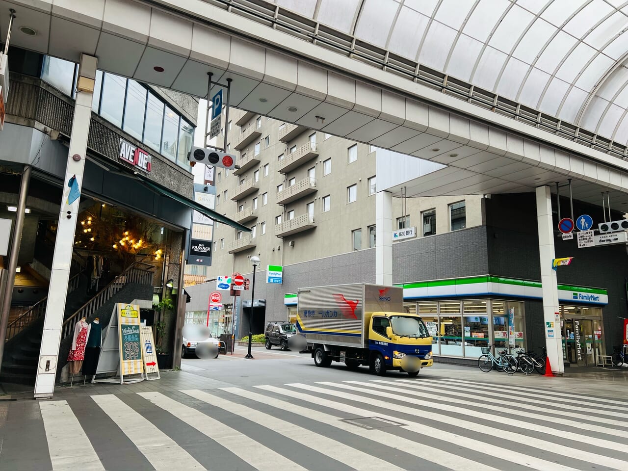 帯屋町商店街の角