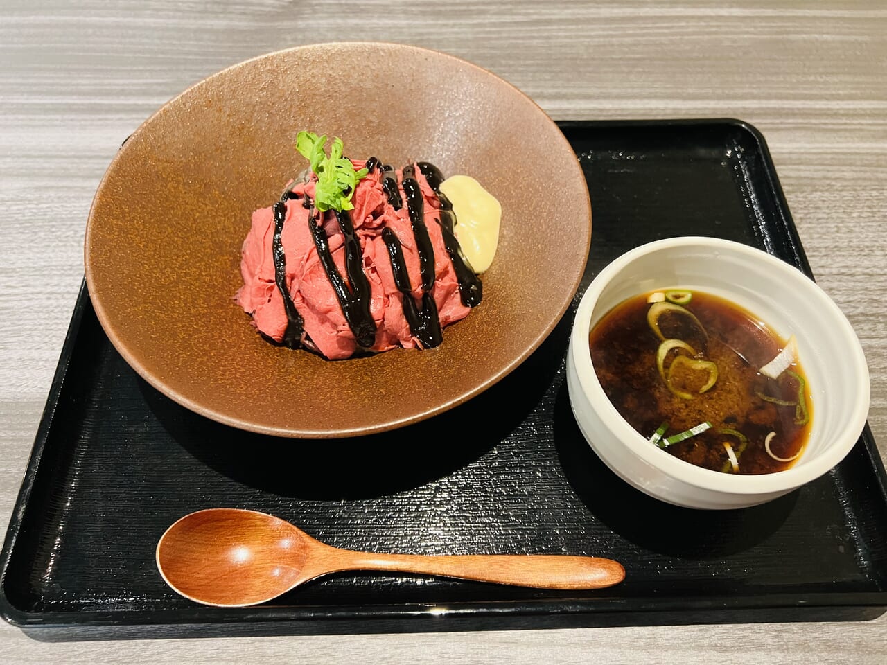 2023年11月30日にオープンした「restaurant はるこころ」の「鹿肉ロースト丼」