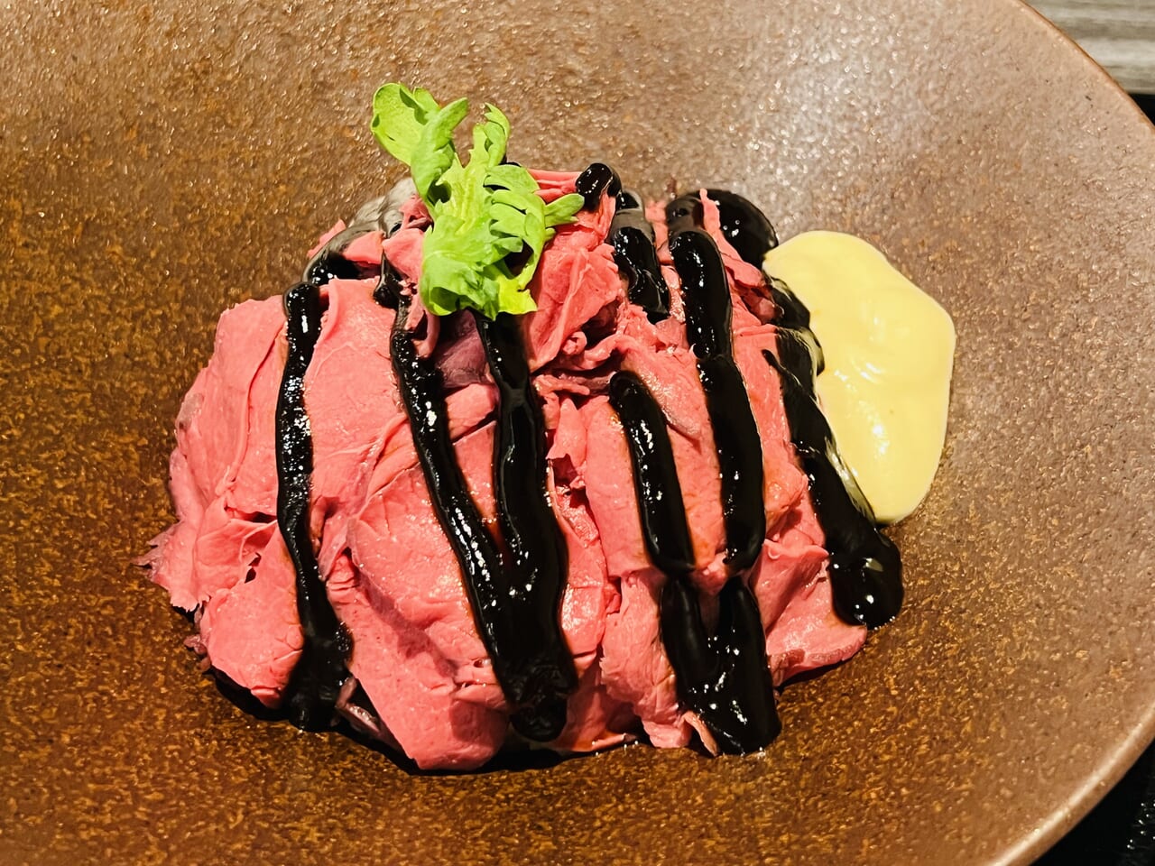 2023年11月30日にオープンした「restaurant はるこころ」の「鹿肉ロースト丼」