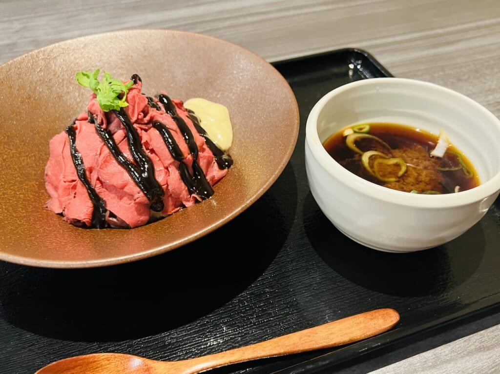 2023年11月30日にオープンした「restaurant はるこころ」の「鹿肉ロースト丼」