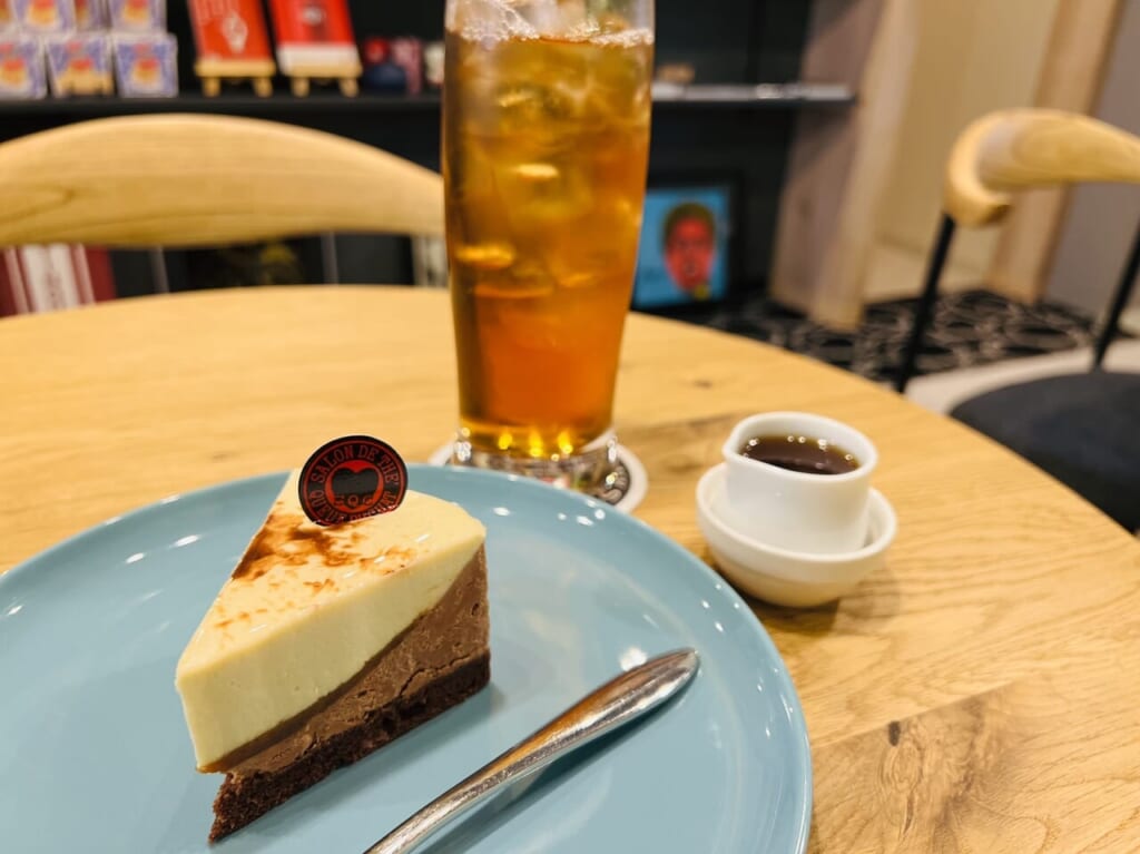 2024年1月31日に帯屋町商店街にオープンした「HOLIDAY HOLICS tea&carrot」のケーキと紅茶