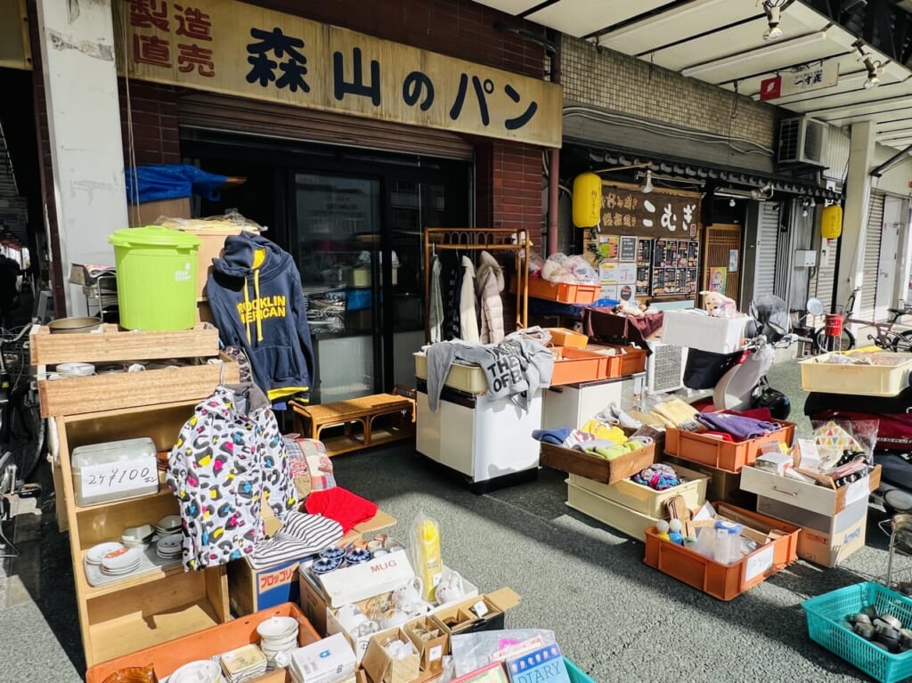 2023年11月30日に閉店して「森山製パン所」で行われている骨董市