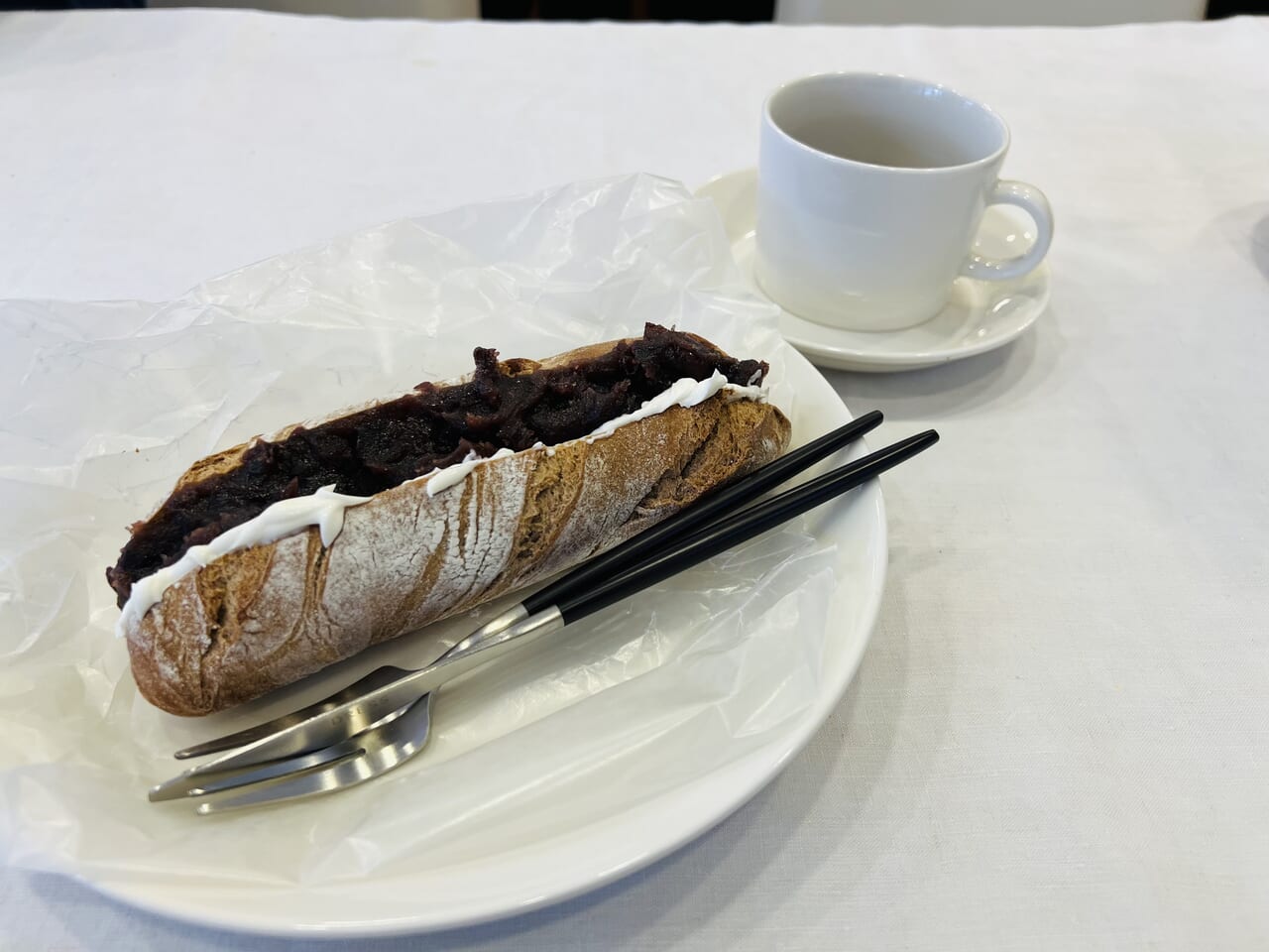 2024年2月17日にオープンした「露堂々」のコーヒーと「アンポーネバケット」
