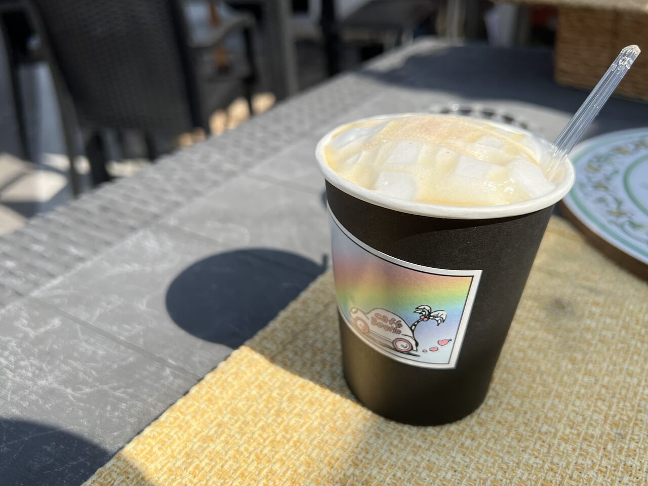 塩田町のコーヒースタンド「café Beetle」のキャラメルラテ