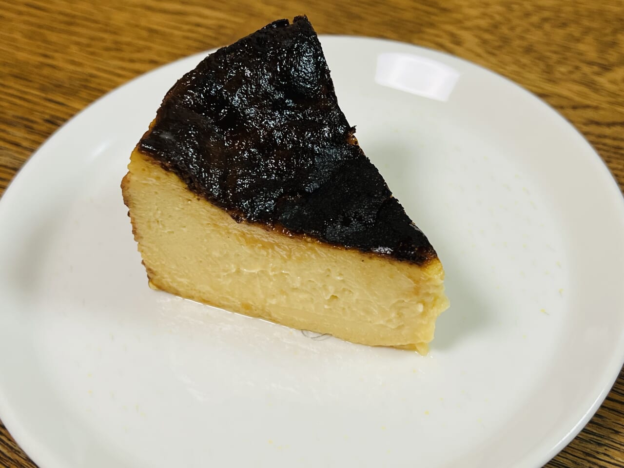 2024年4月にオープンする予定の「カヌレ堂 MUKKUMAN」の漆黒のバスクチーズケーキ