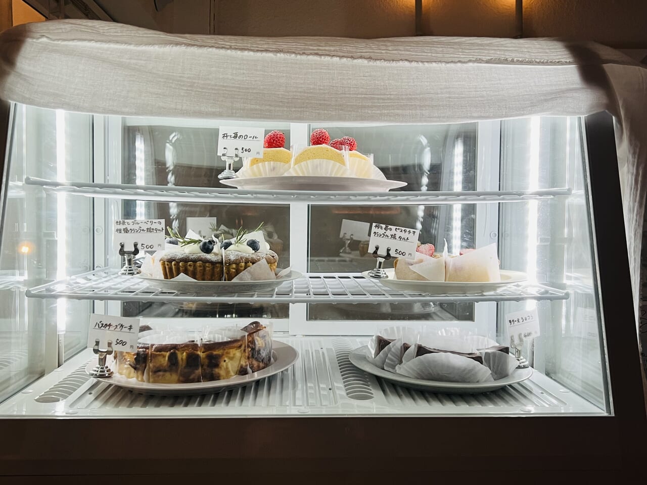 2024年3月15日にリニューアルオープンしたカフェ「を菓子と。」のケーキ