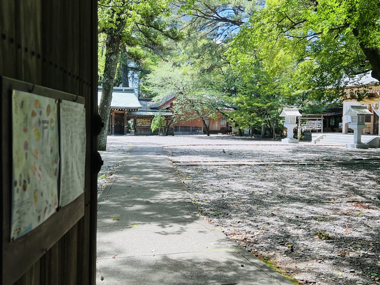 高知市鷹匠町にある山内神社の境内や参道、その近くの鷹匠公園で開催される「おやつ神社2024」のチラシ