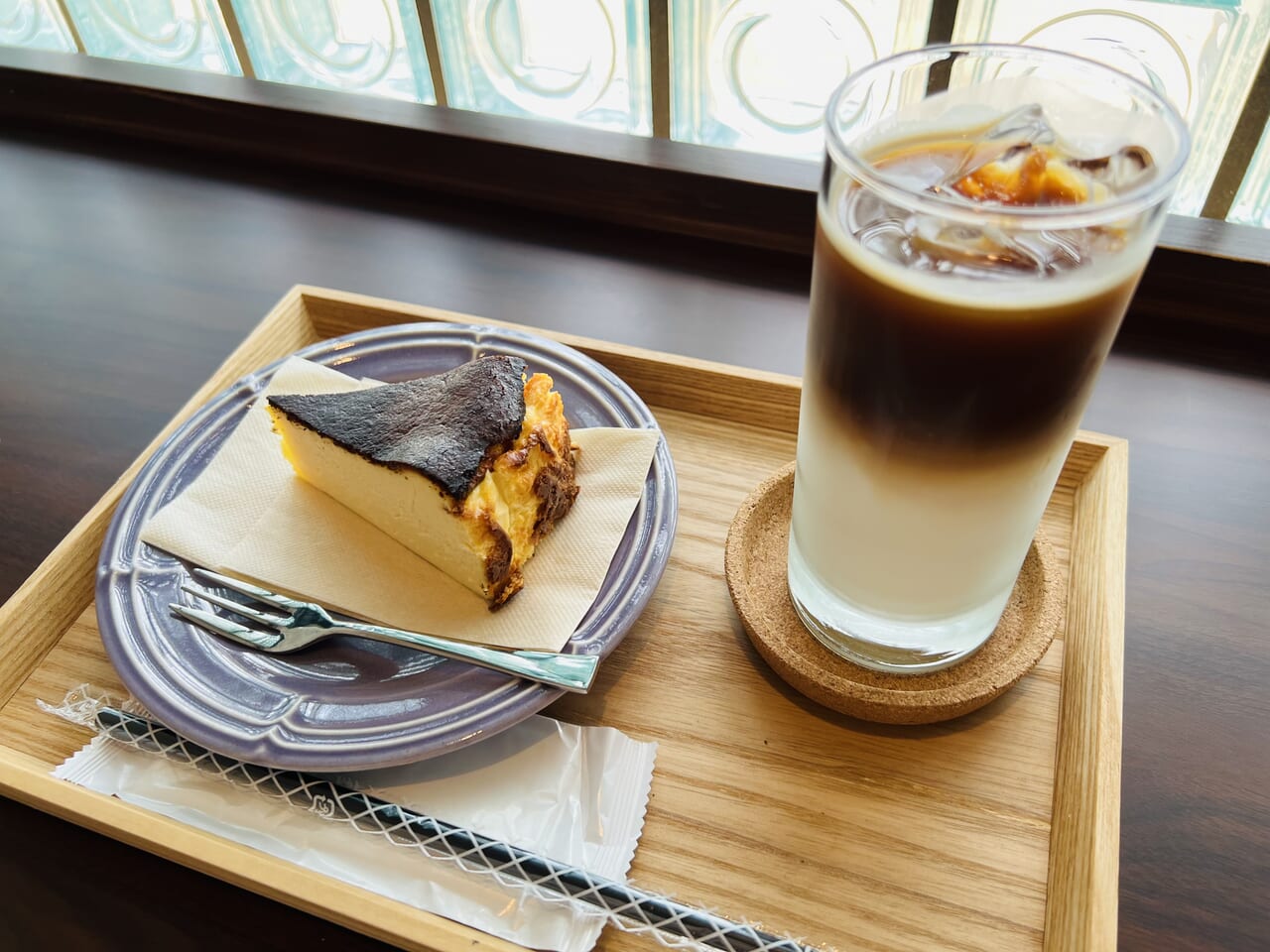 2024年4月13日に「永野酒店」がリニューアルした「Coffee Base eytaku（エイタク）」のアイスカフェオレとバスクチーズケーキ