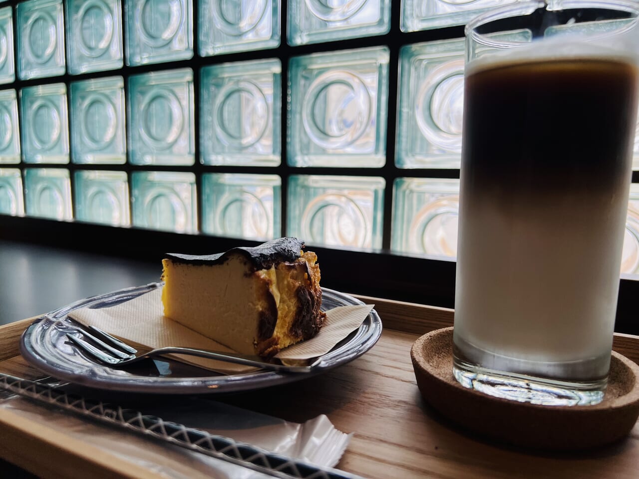 2024年4月13日に「永野酒店」がリニューアルした「Coffee Base eytaku（エイタク）」のアイスカフェオレとバスクチーズケーキ