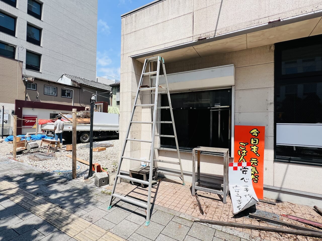 2024年4月26日閉店した高知市本町の「源水はりまや」の外観