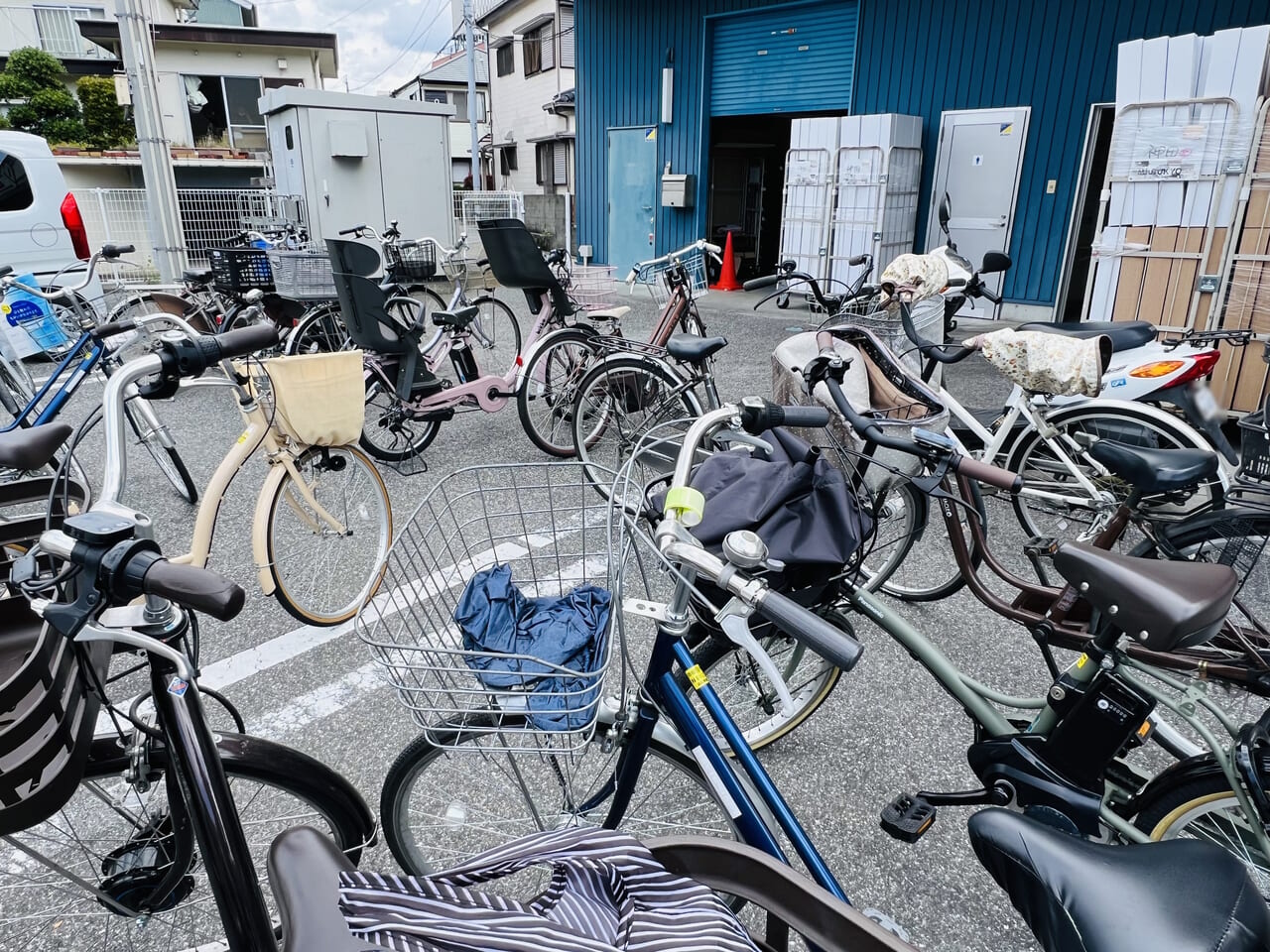 2024年5月8日～12日の間売りつくしセール実施中の「よどやドラッグ高知神田店」の自転車置き場