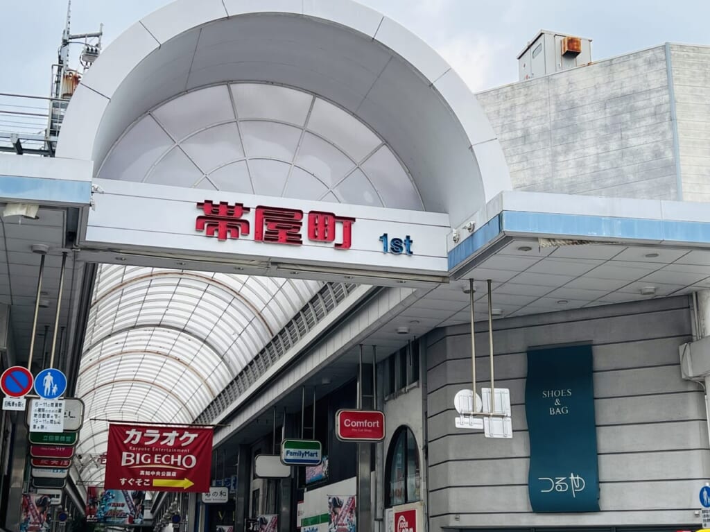 土曜夜市が行われる帯屋町商店街
