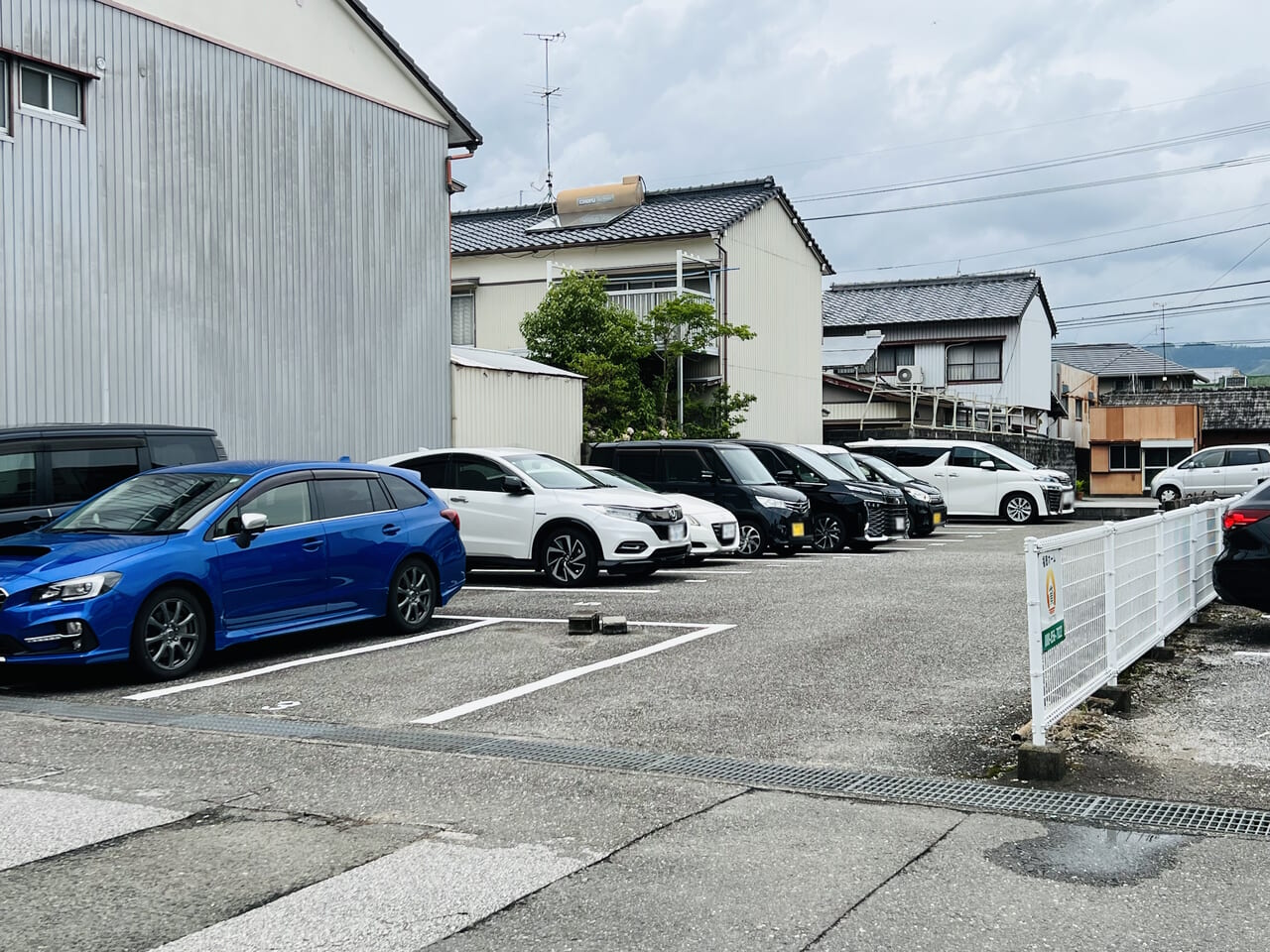 2024年6月21日に日の出町にオープンした「NICO CAFE」の駐車場