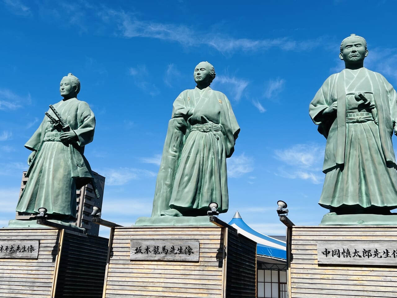 JR高知駅前の三志士像