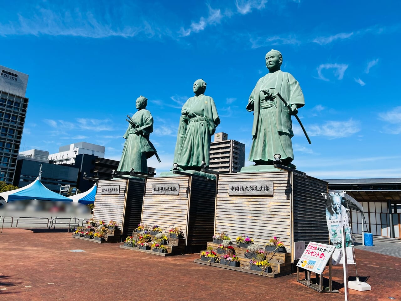 こうち旅広場で観光客を出迎える「土佐三志士の像」