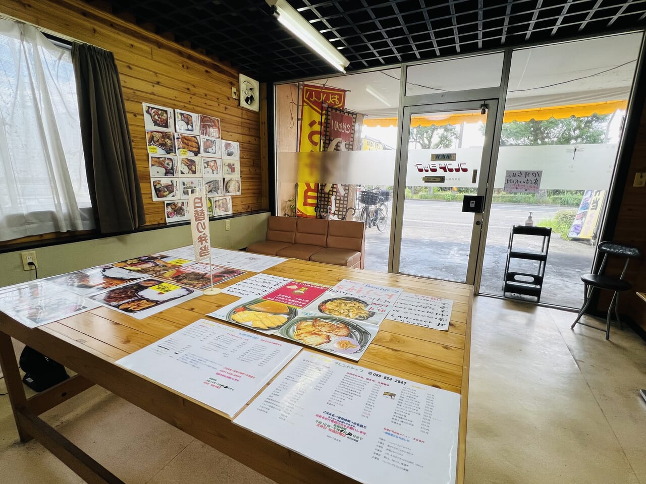 2024年10月5日に閉店する比島町のお弁当屋さん「フレンドシップ」の店内の様子