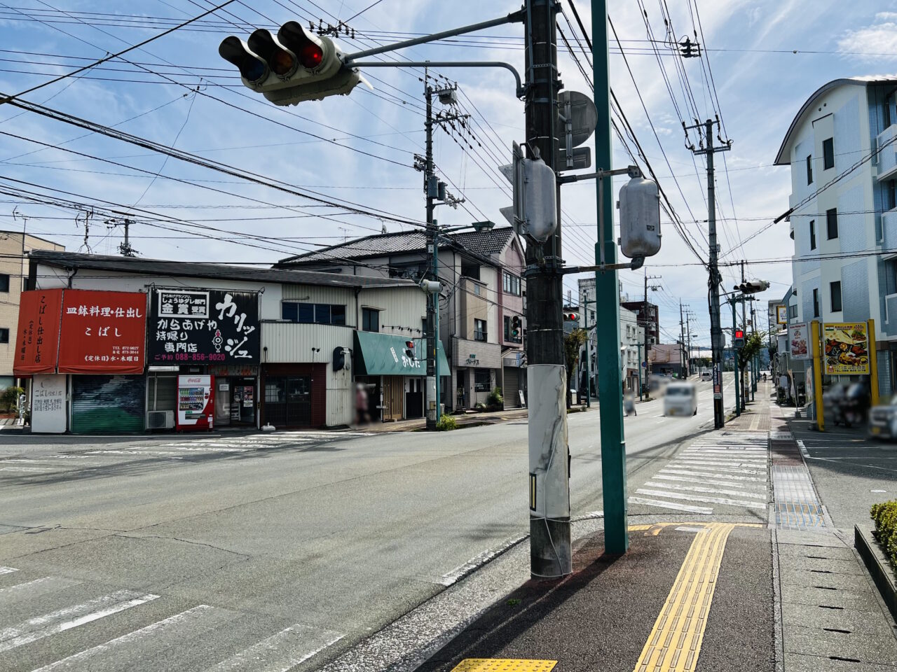 2024年11月1日に高知市愛宕町にオープン予定の大衆居酒屋「鉄板皿おじた」の周辺の様子