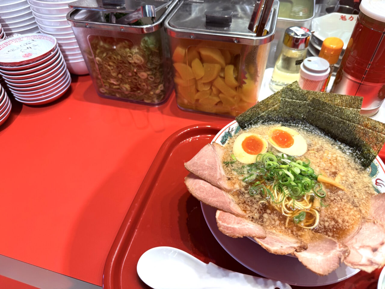 2024年12月20日にイオンモール高知にオープンした「ラーメン魁力屋」のラーメン