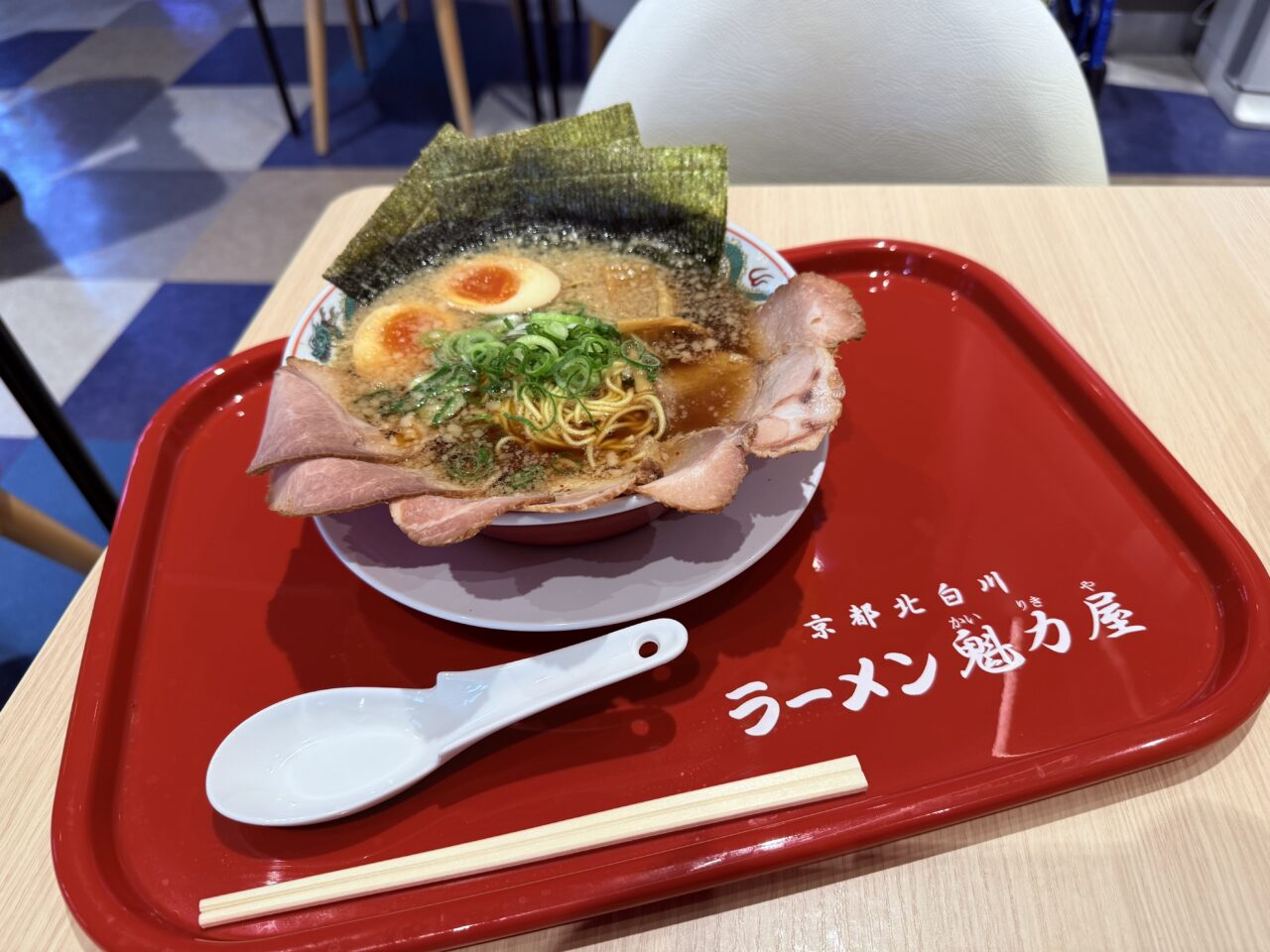 2024年12月20日にイオンモール高知にオープンした「ラーメン魁力屋」のラーメン