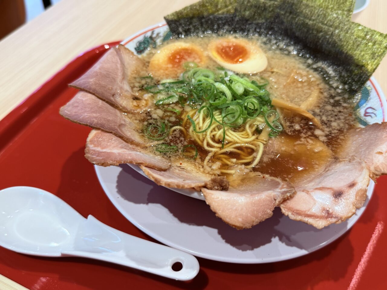 2024年12月20日にイオンモール高知にオープンした「ラーメン魁力屋」のラーメン