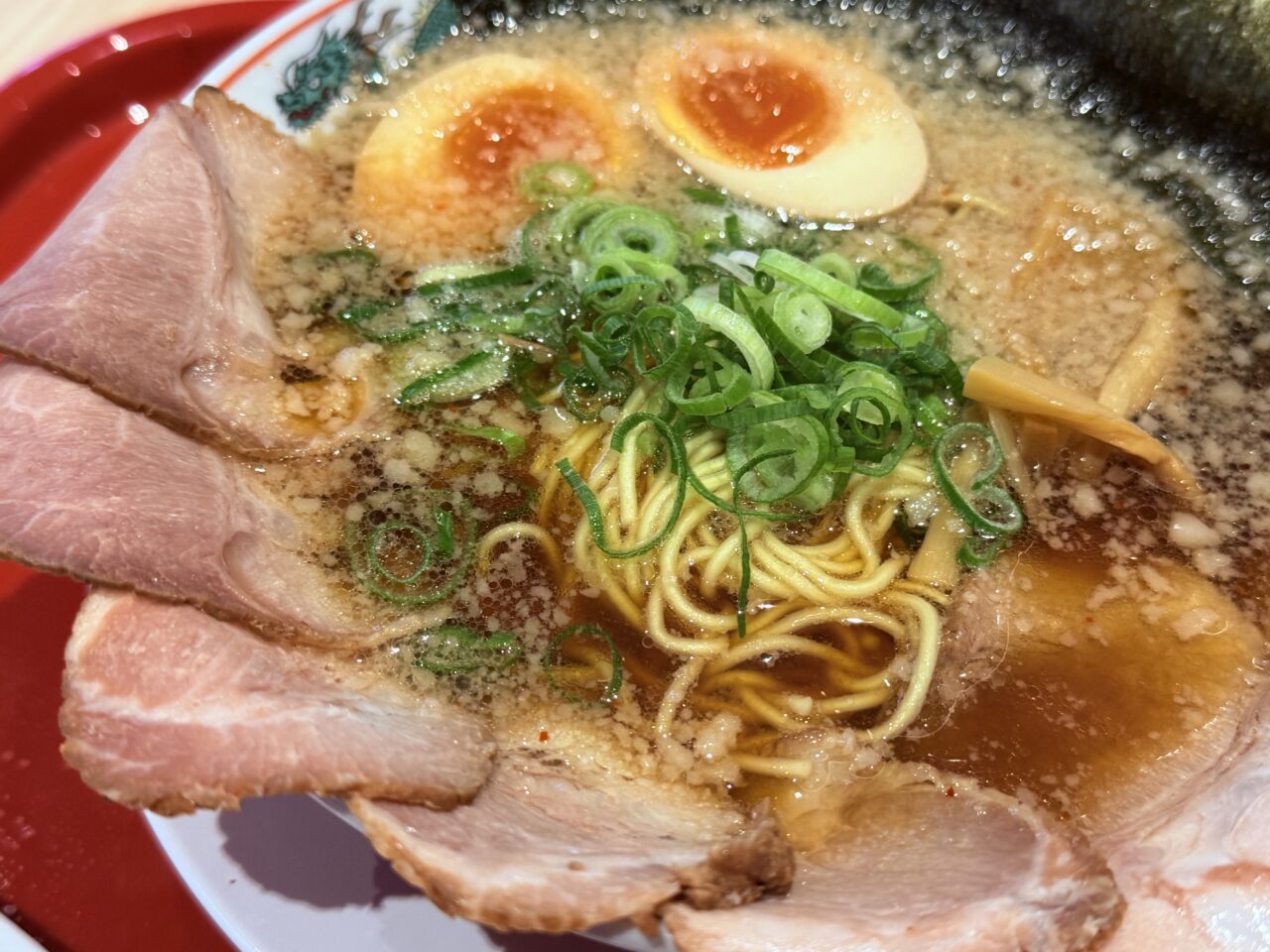 2024年12月20日にイオンモール高知にオープンした「ラーメン魁力屋」のラーメン