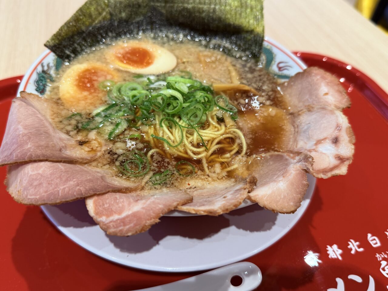 2024年12月20日にイオンモール高知にオープンした「ラーメン魁力屋」のラーメン