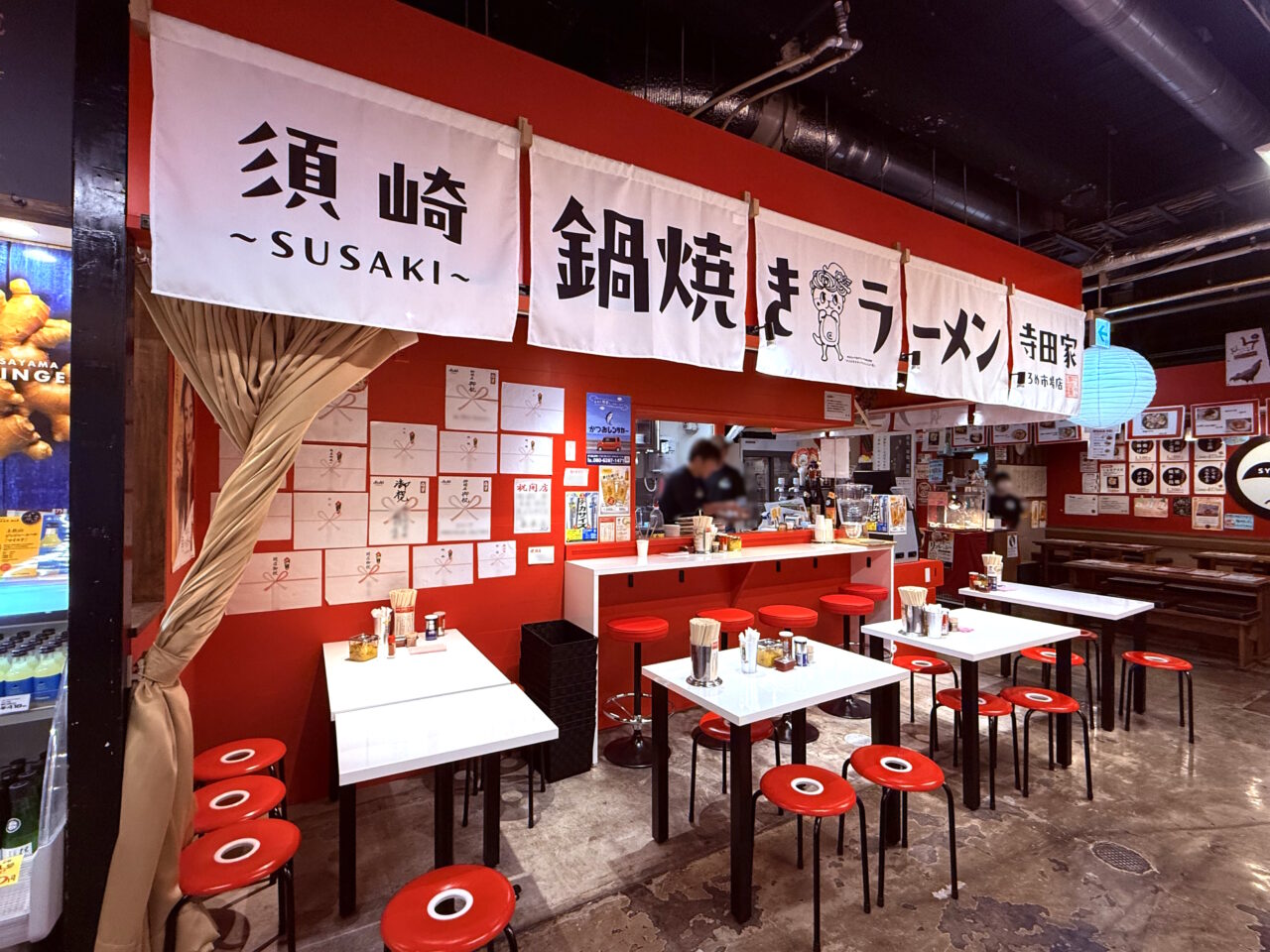 2024年12月1日にオープンした「須崎鍋焼きラーメン 寺田家 ひろめ市場店」の外観