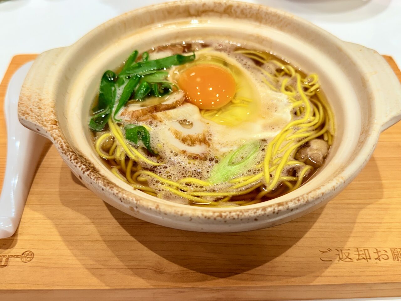 2024年12月1日にオープンした「須崎鍋焼きラーメン 寺田家 ひろめ市場店」の鍋焼きラーメン