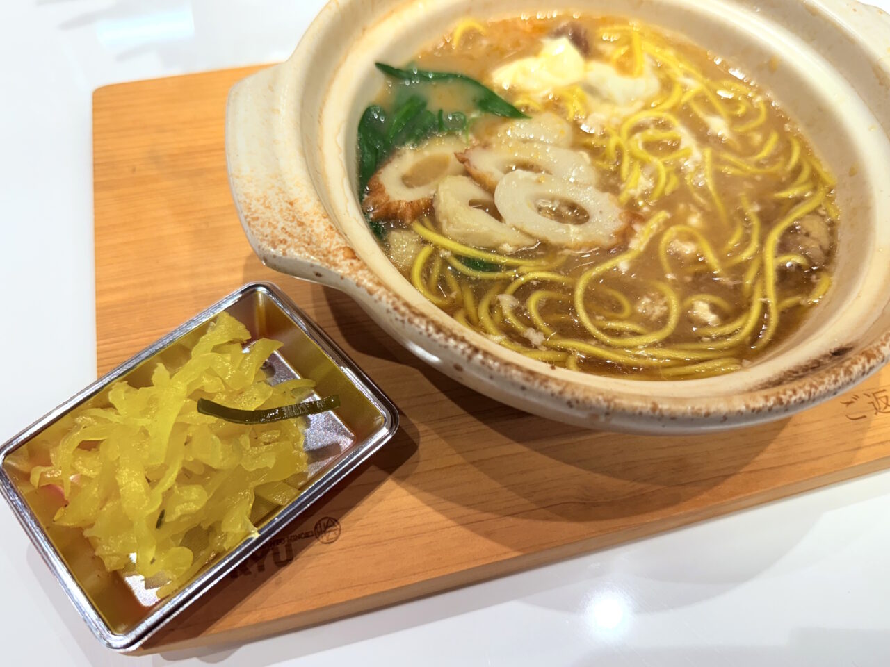 2024年12月1日にオープンした「須崎鍋焼きラーメン 寺田家 ひろめ市場店」の鍋焼きラーメン