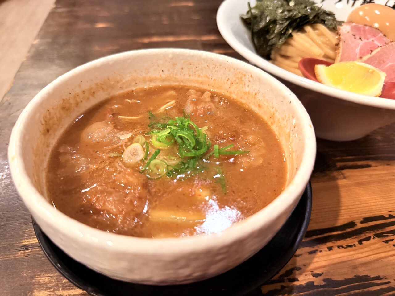 高知市帯屋町にある「製麺処 蔵木 本店」人気No,1メニュー「牛モツつけ麺」