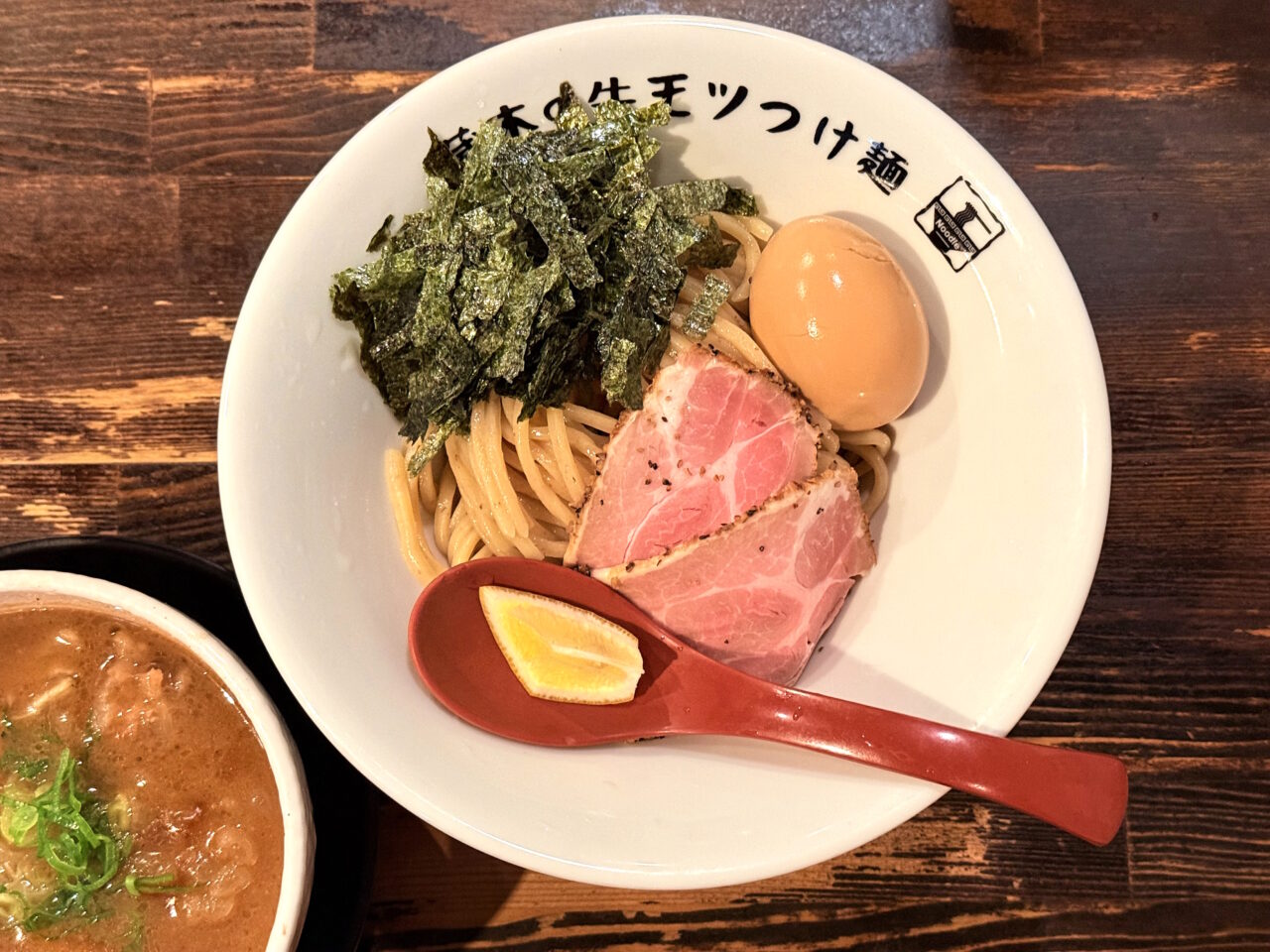 高知市帯屋町にある「製麺処 蔵木 本店」人気No,1メニュー「牛モツつけ麺」