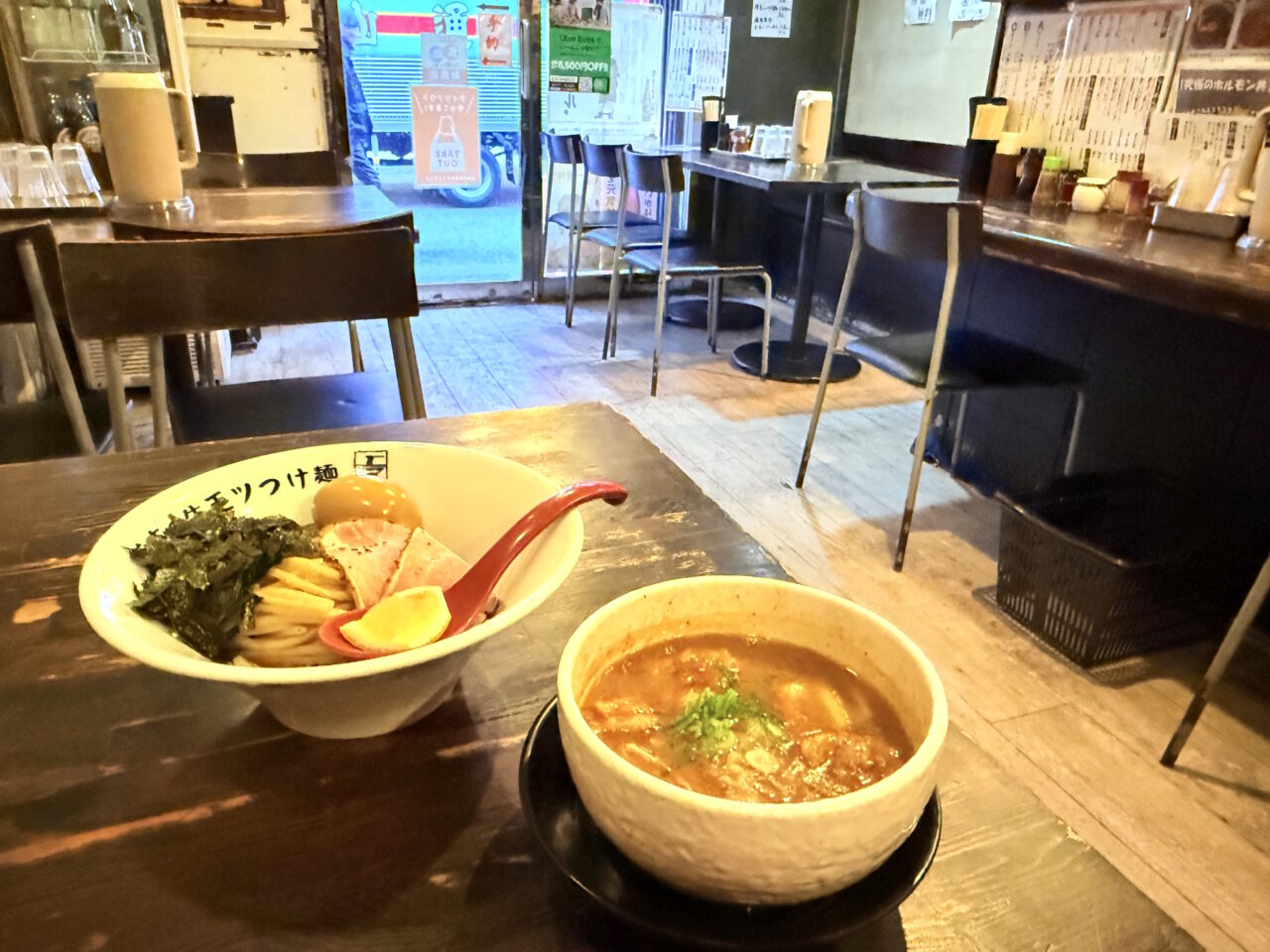 高知市帯屋町にある「製麺処 蔵木 本店」人気No,1メニュー「牛モツつけ麺」