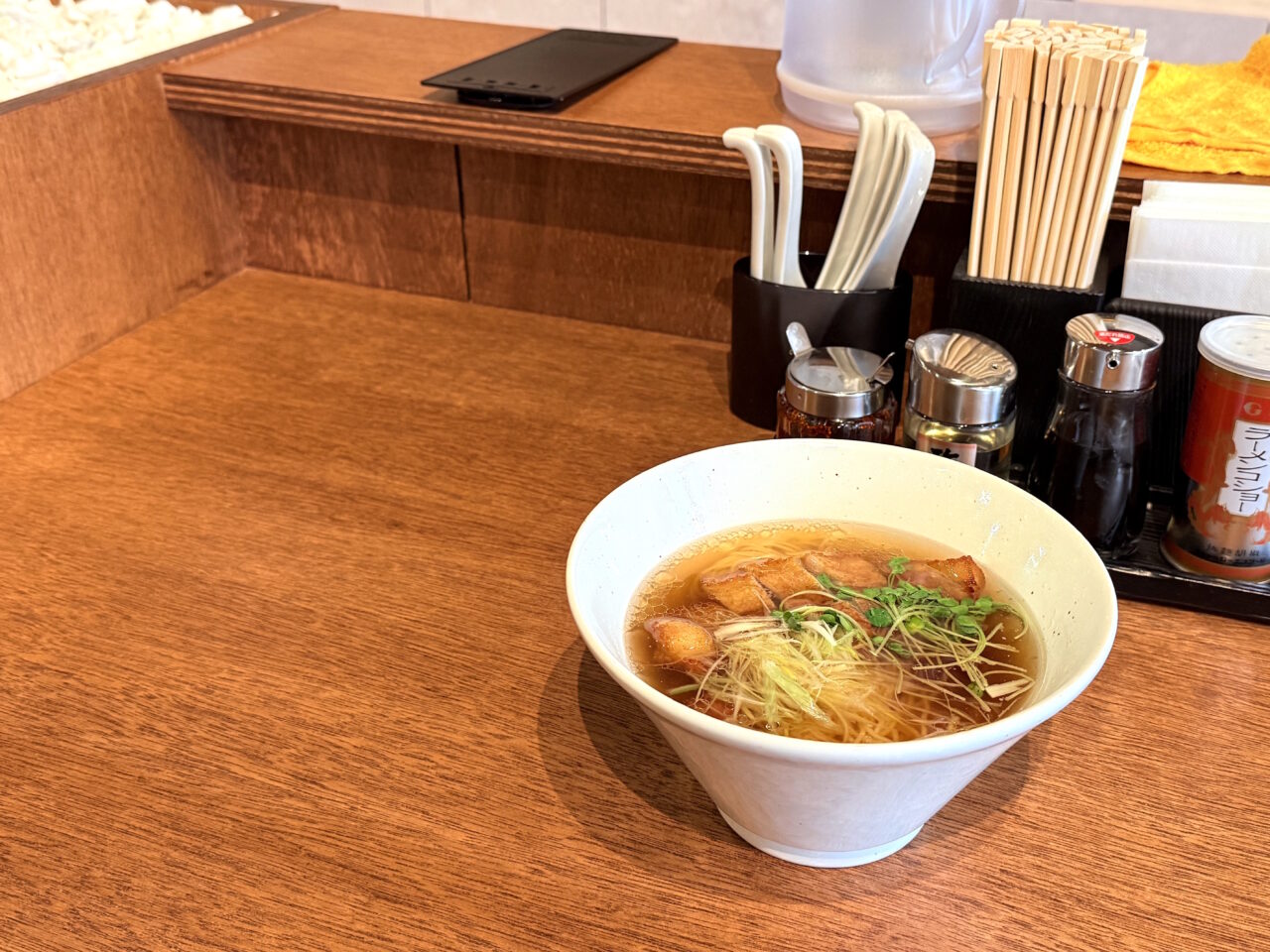 2025年2月16日に大橋通り商店街そばにオープンした「麺 Maverick」のラーメン