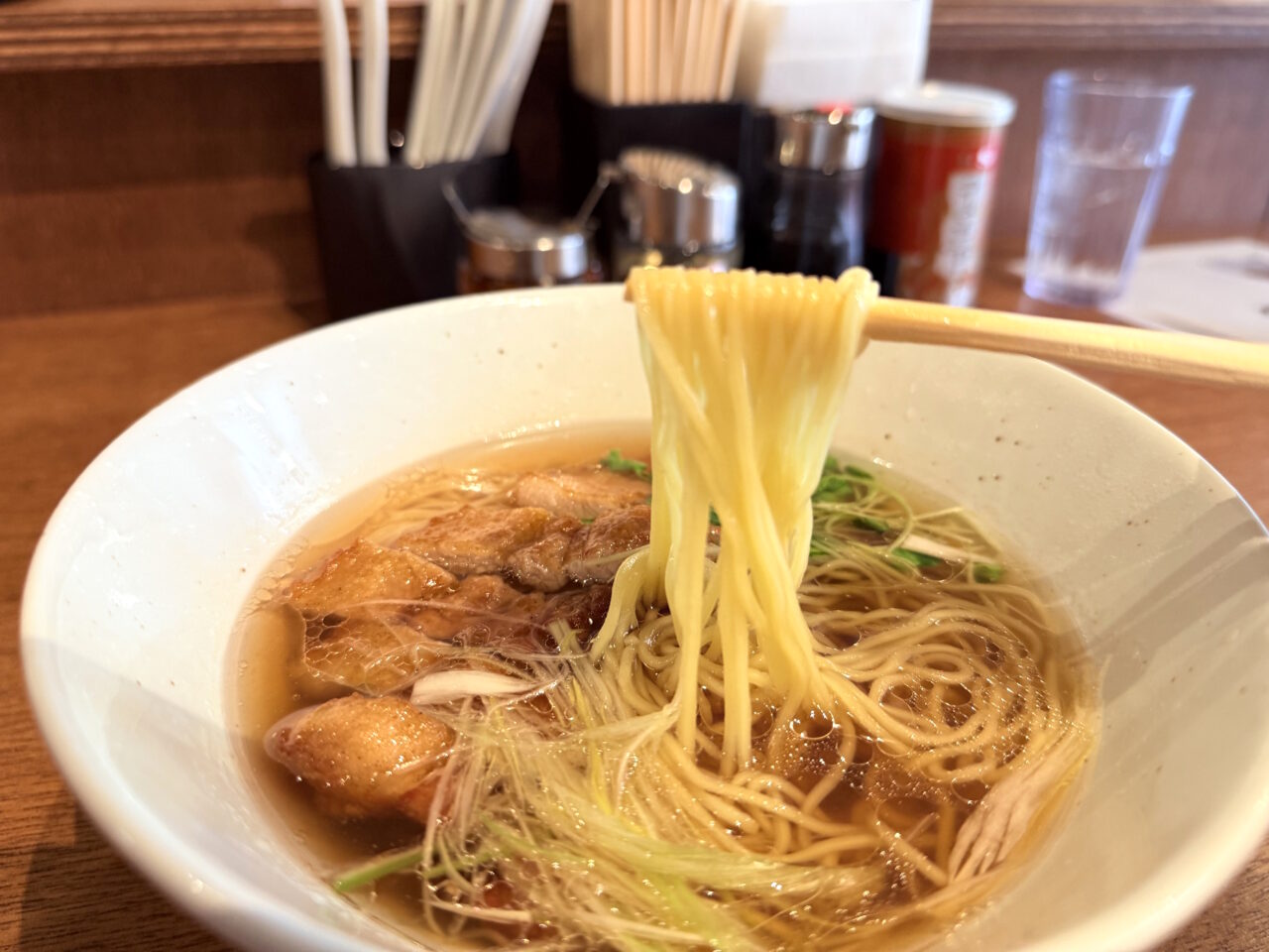 2025年2月16日に大橋通り商店街そばにオープンした「麺 Maverick」のラーメン