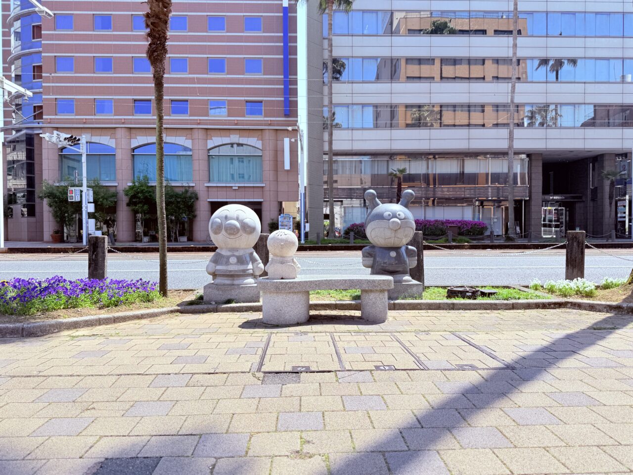 はりまや通りの歩道にあるアンパンマン達の像