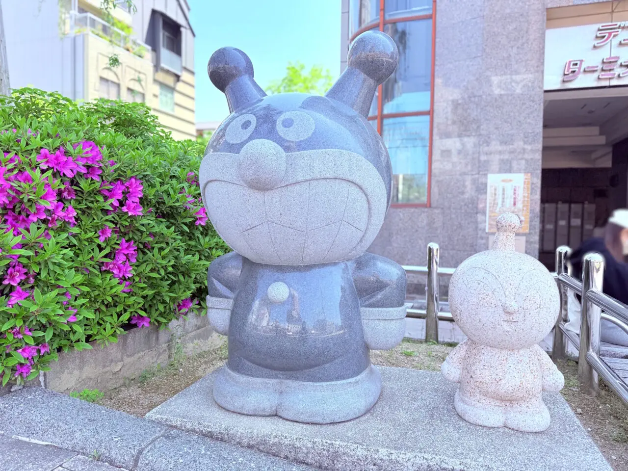 はりまや通りの歩道にあるアンパンマン達の像