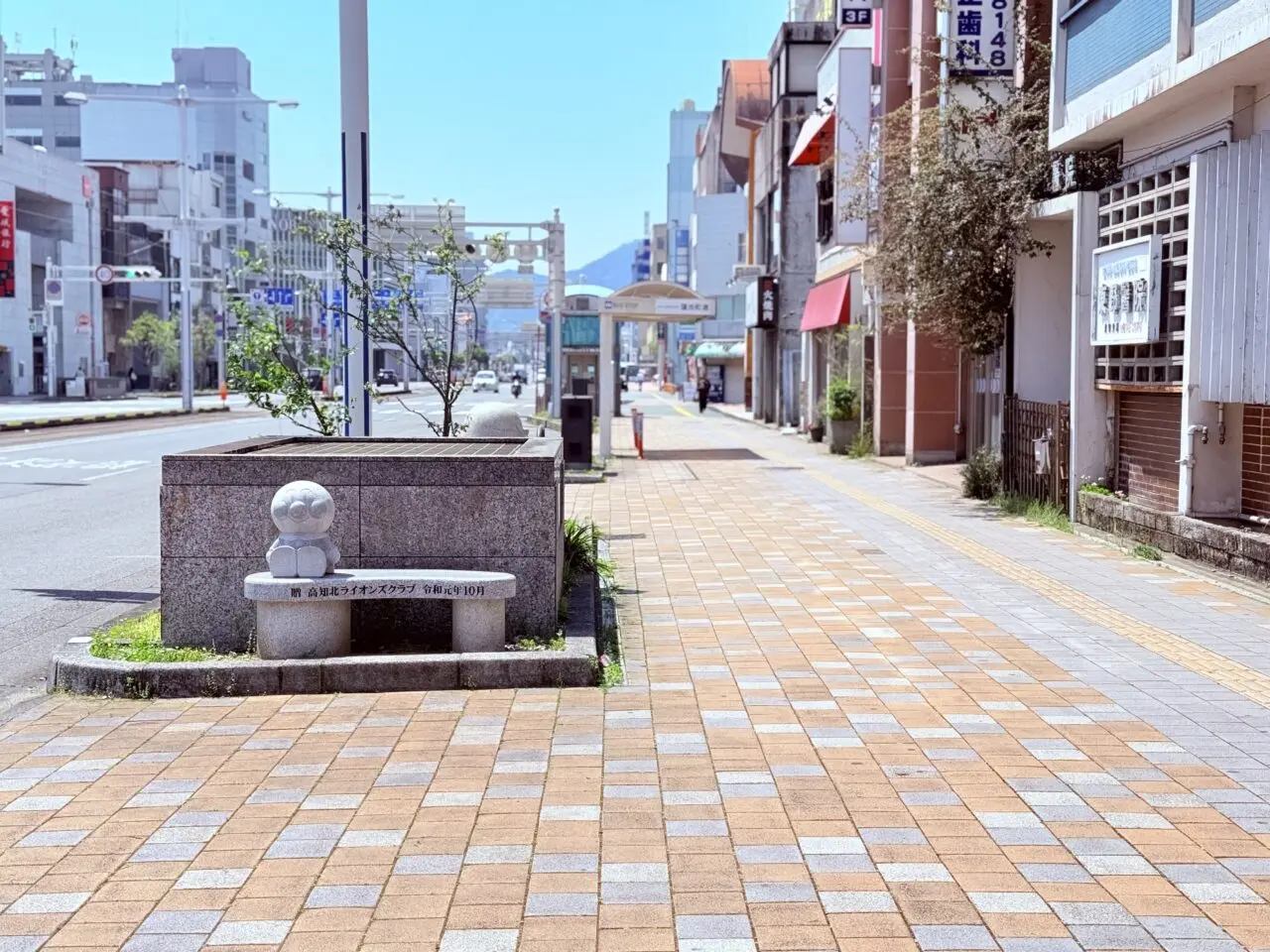 はりまや通りの歩道にあるアンパンマン達の像