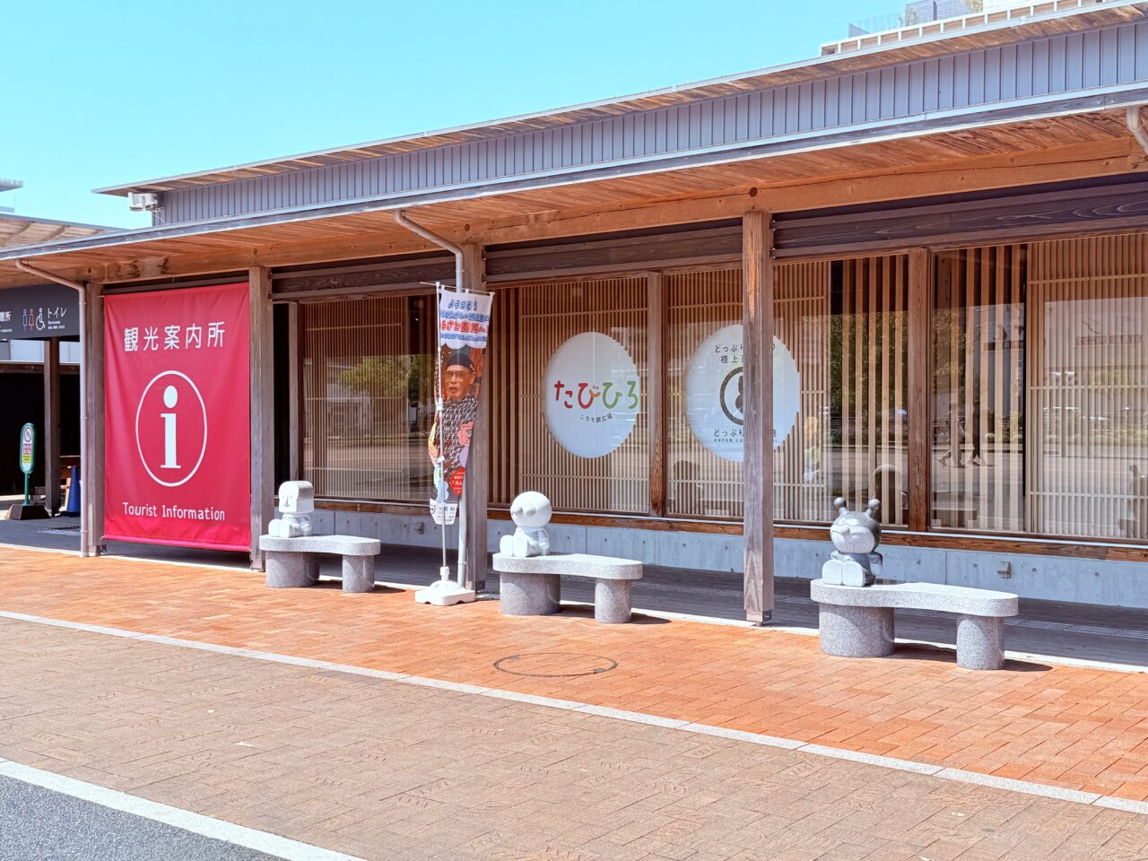 JR高知駅前にある高知観光情報発信館「とさてらす」前のアンパンマン達