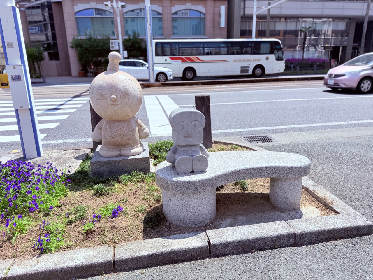 はりまや通りの歩道にあるアンパンマン達の像